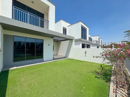 3 Bedrooms Townhouse in Maple 3