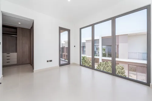4 Bedrooms Townhouse in Aura