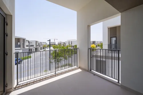 4 Bedrooms Townhouse in Aura