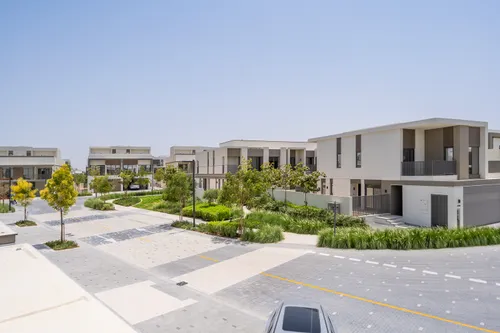 4 Bedrooms Townhouse in Aura