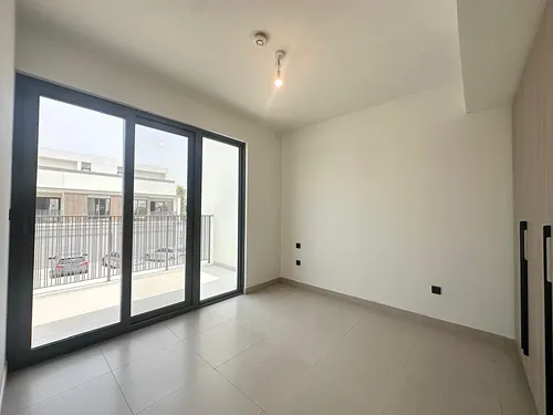 3 Bedrooms Townhouse in Aura