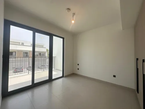 3 Bedrooms Townhouse in Aura