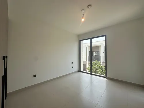 3 Bedrooms Townhouse in Aura