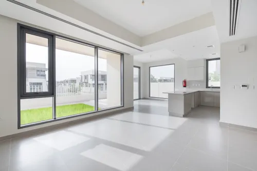 5 Bedrooms Townhouse in Maple 2