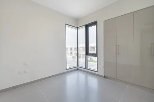 5 Bedrooms Townhouse in Maple 2