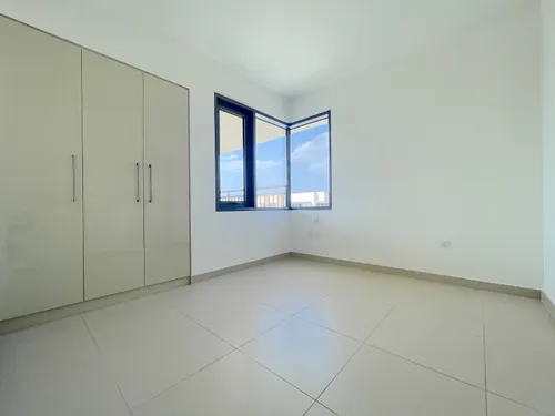 5 Bedrooms Townhouse in Maple 2