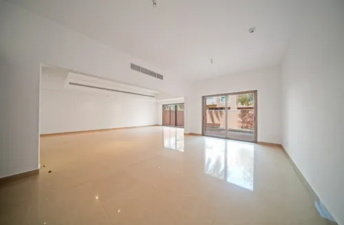 4 Bedrooms Townhouse in Mangrove Village