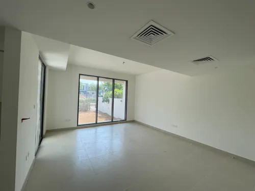 3 Bedrooms Townhouse in Maple 3