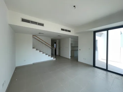 3 Bedrooms Townhouse in Maple 3