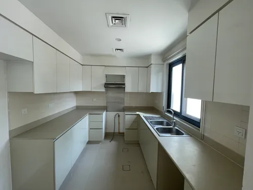 3 Bedrooms Townhouse in Maple 3