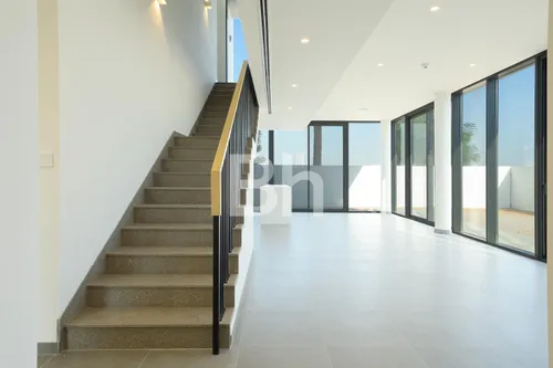 4 Bedrooms Townhouse in June