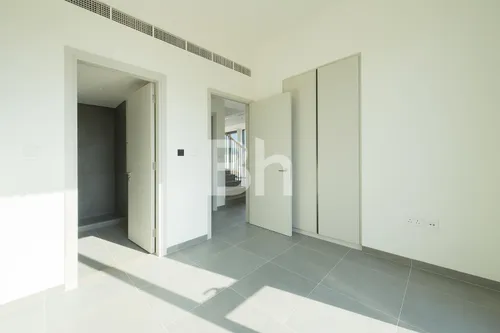 4 Bedrooms Townhouse in June
