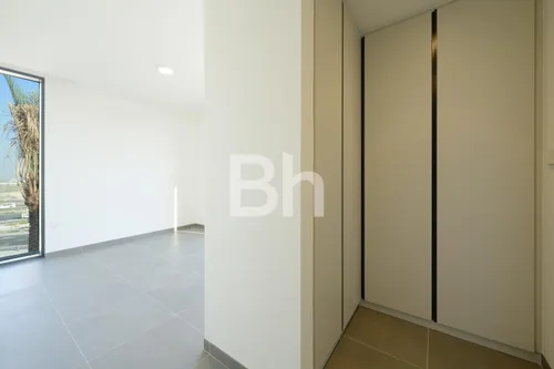 4 Bedrooms Townhouse in June