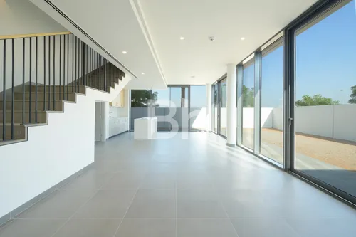 4 Bedrooms Townhouse in June