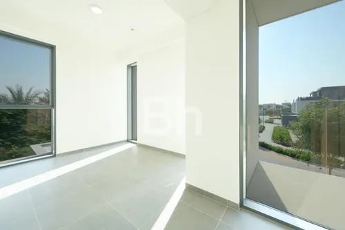 4 Bedrooms Townhouse in June