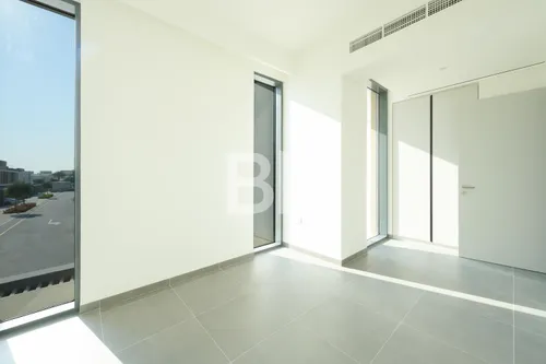 4 Bedrooms Townhouse in June