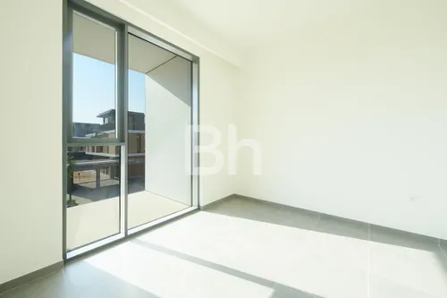 4 Bedrooms Townhouse in June