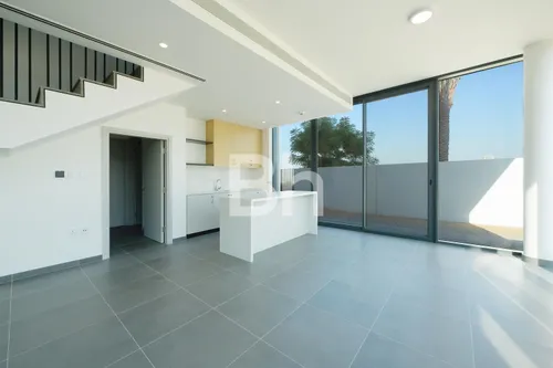 4 Bedrooms Townhouse in June