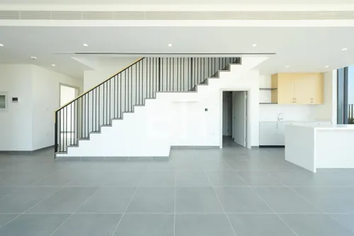 4 Bedrooms Townhouse in June