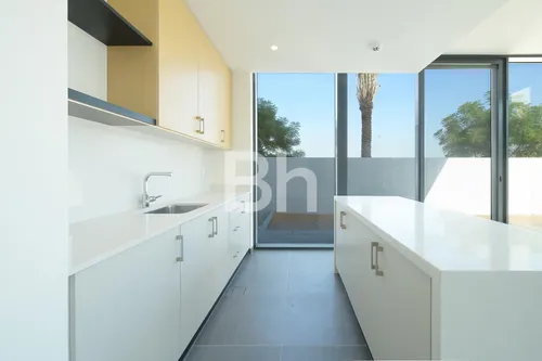 4 Bedrooms Townhouse in June