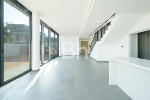 4 Bedrooms Townhouse in June