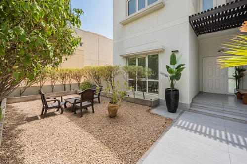 5 Bedrooms Villa in Meadows 9