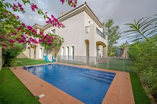 Large Layout with Pool | Single Row | Well Maintained
