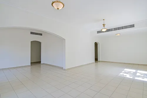 6 Bedrooms Villa in Meadows 3