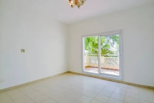 6 Bedrooms Villa in Meadows 3
