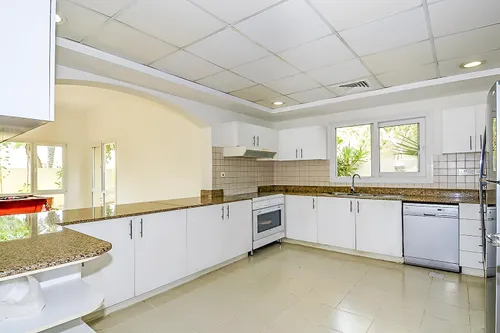 6 Bedrooms Villa in Meadows 3