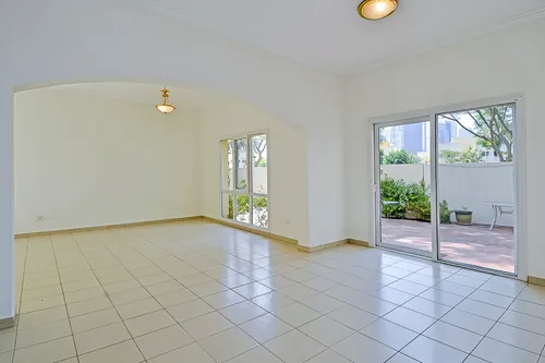 6 Bedrooms Villa in Meadows 3
