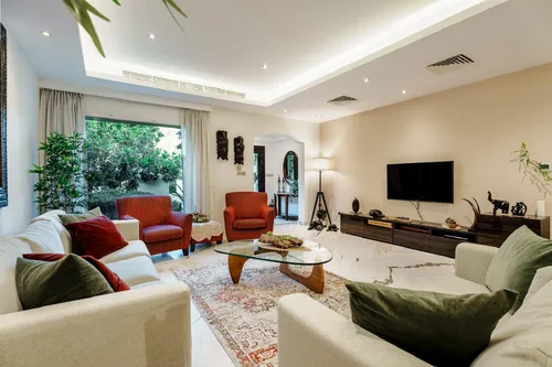 5 Bedrooms Villa in Meadows 4