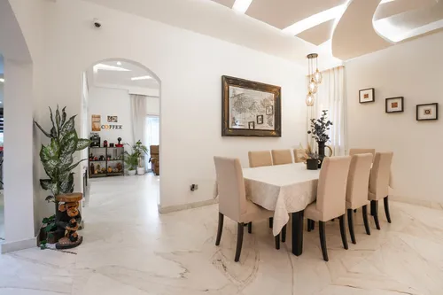 5 Bedrooms Villa in Meadows 4