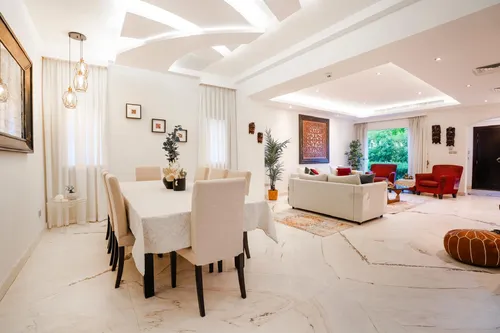 5 Bedrooms Villa in Meadows 4