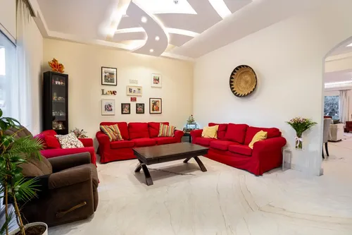 5 Bedrooms Villa in Meadows 4