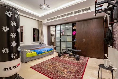 5 Bedrooms Villa in Meadows 4