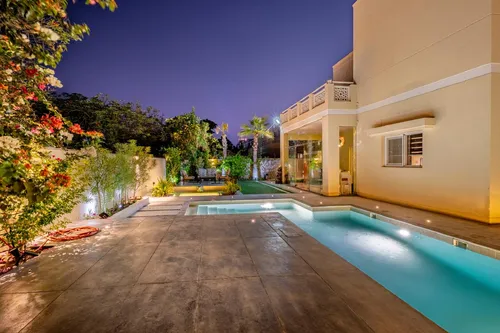 5 Bedrooms Villa in Meadows 4