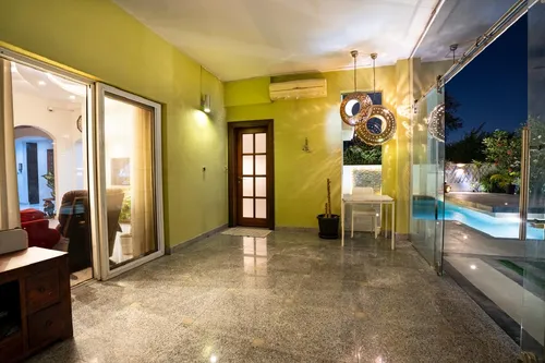 5 Bedrooms Villa in Meadows 4