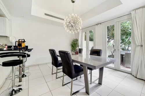 3 Bedrooms Villa in Springs 4