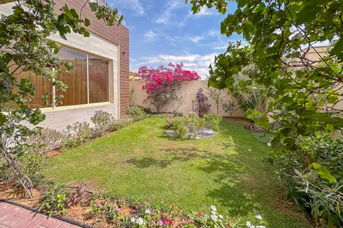 5 Bedrooms Villa in Al Mowaihat 1