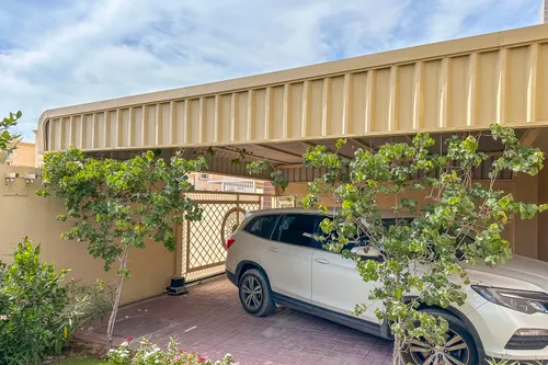 5 Bedrooms Villa in Al Mowaihat 1