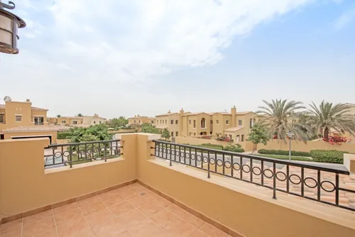 3 Bedrooms Villa in Palmera 2