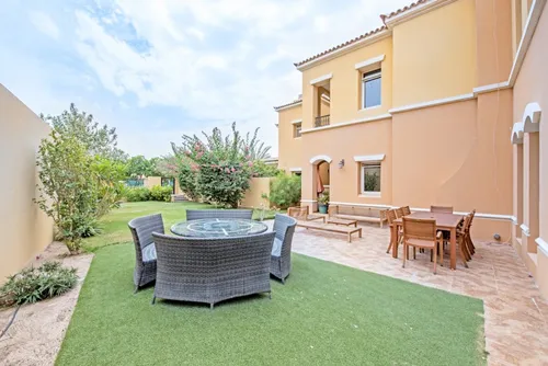 3 Bedrooms Villa in Palmera 2
