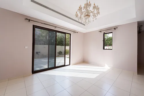 4 Bedrooms Villa in Mira 2