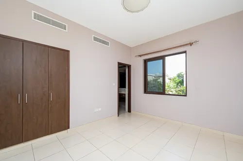 4 Bedrooms Villa in Mira 2