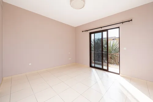 4 Bedrooms Villa in Mira 2