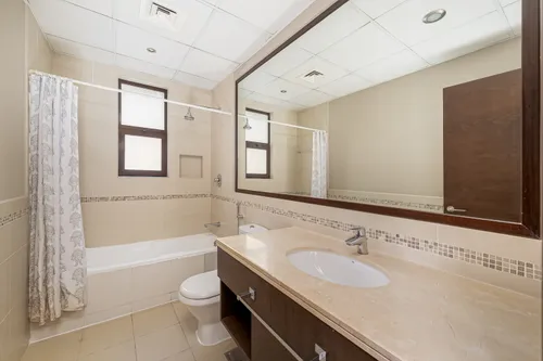 4 Bedrooms Villa in Mira 2