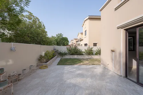 4 Bedrooms Villa in Mira 2