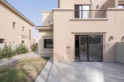 4 Bedrooms Villa in Mira 2