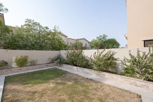 4 Bedrooms Villa in Mira 2